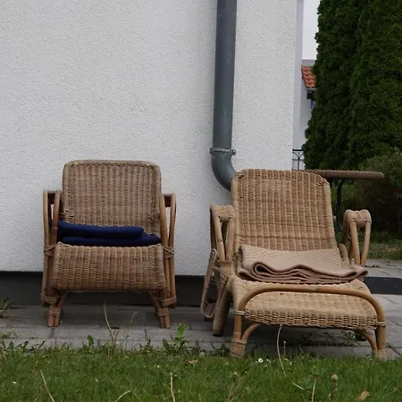 Cozy House With Courtyard Сasa de vacaciones *