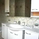 Cozy House With Courtyard Dom wakacyjny *